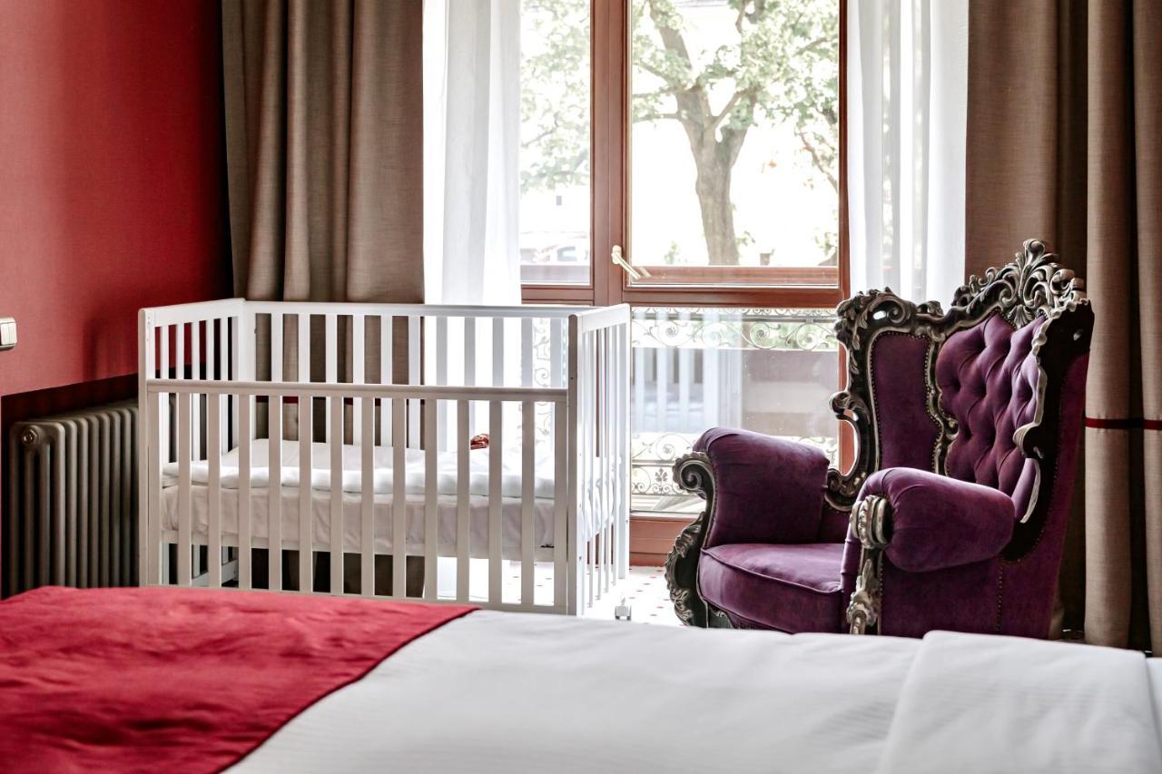 Grand Hotel Lviv Casino & Spa Ngoại thất bức ảnh A cot in a hotel room