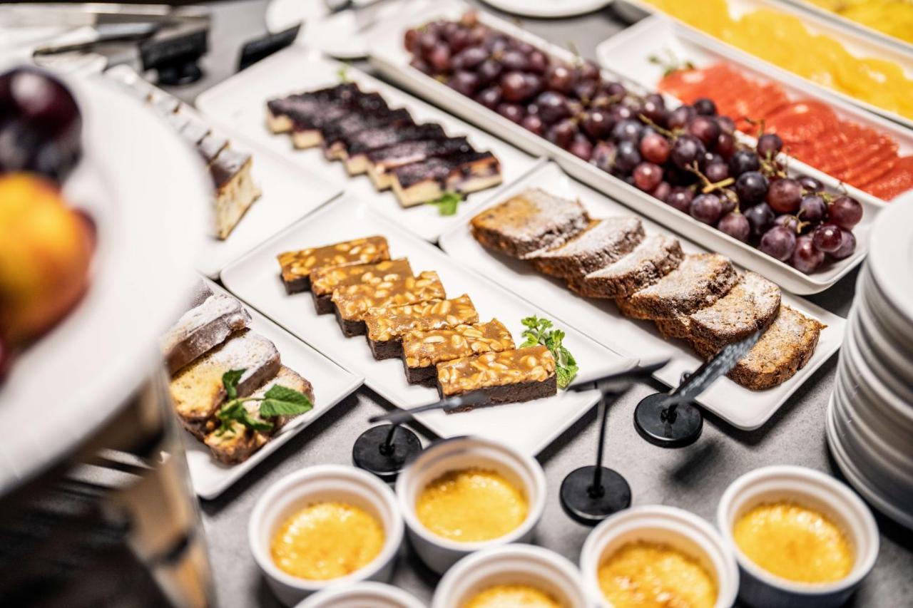 Grand Hotel Lviv Casino & Spa Ngoại thất bức ảnh A selection of desserts