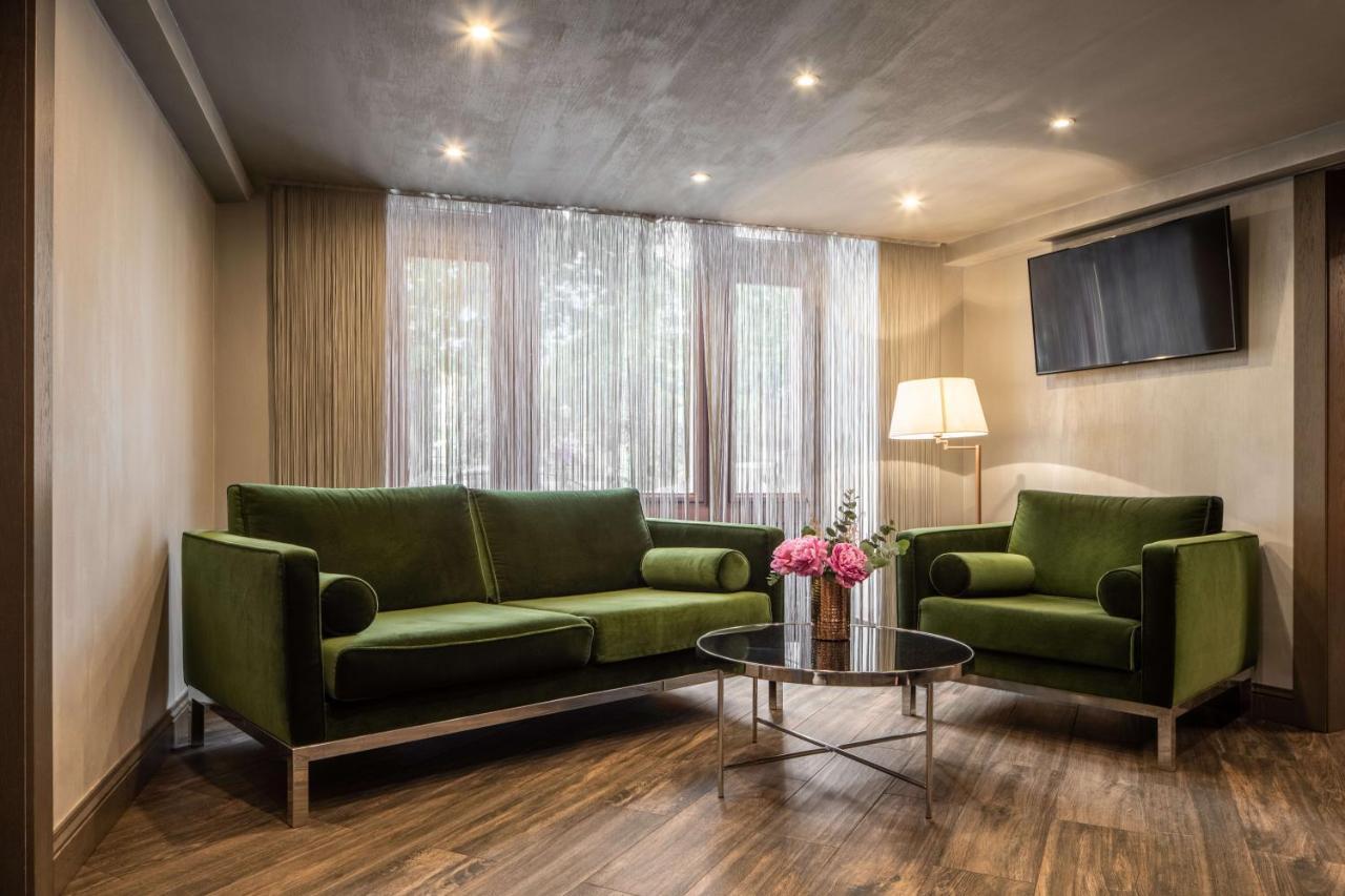Grand Hotel Lviv Casino & Spa Ngoại thất bức ảnh A living room at the hotel