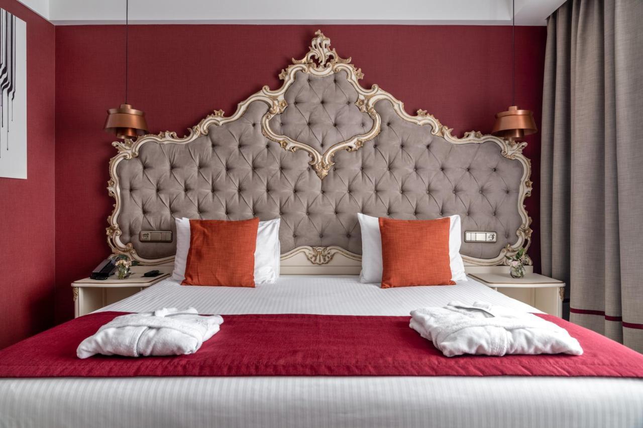 Grand Hotel Lviv Casino & Spa Ngoại thất bức ảnh A bedroom at the hotel