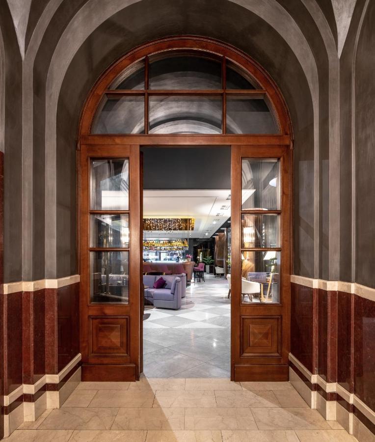 Grand Hotel Lviv Casino & Spa Ngoại thất bức ảnh Entrance to the hotel