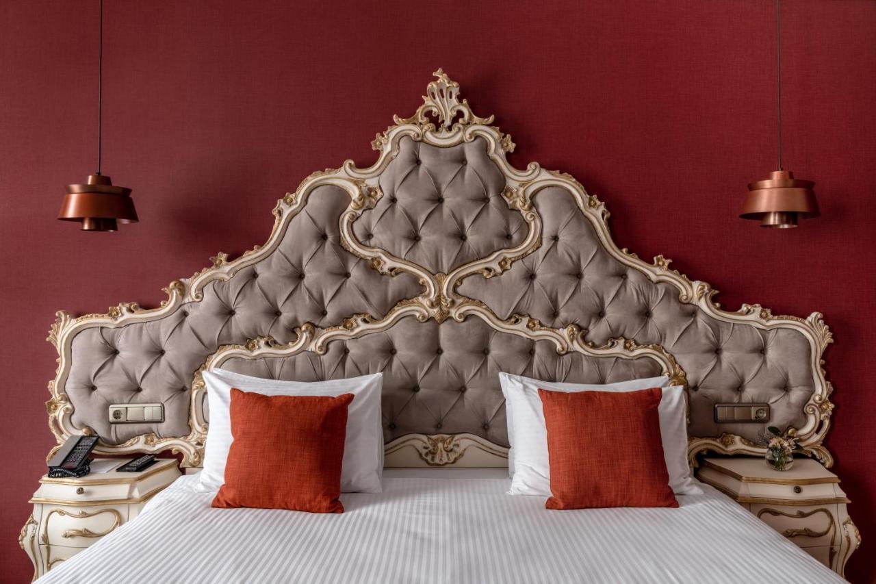 Grand Hotel Lviv Casino & Spa Ngoại thất bức ảnh A bed with a headboard