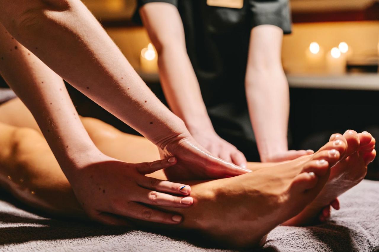 Grand Hotel Lviv Casino & Spa Ngoại thất bức ảnh A foot massage