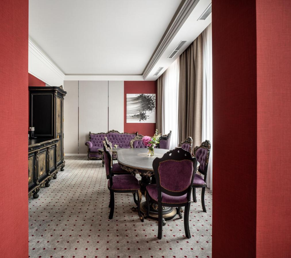 Grand Hotel Lviv Casino & Spa Ngoại thất bức ảnh A suite at the hotel