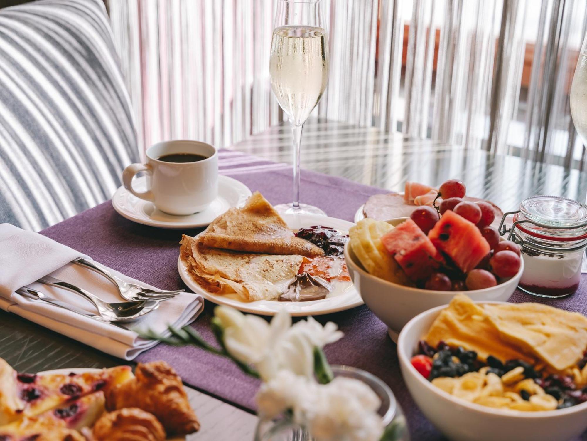 Grand Hotel Lviv Casino & Spa Ngoại thất bức ảnh A typical breakfast at the hotel